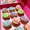 12 Cupcakes con Frosting de Colores